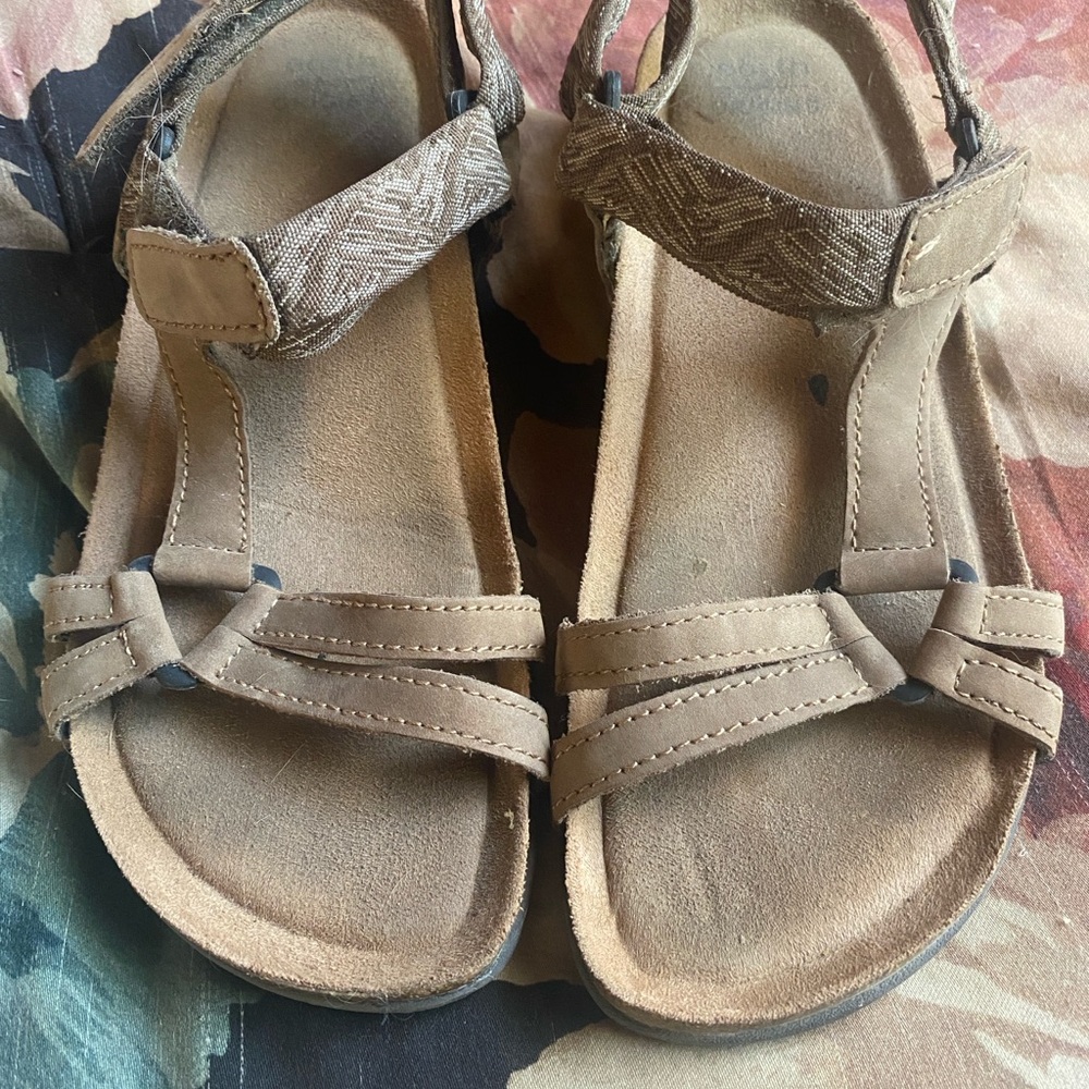 Women's Earth Origins Tan Sandals